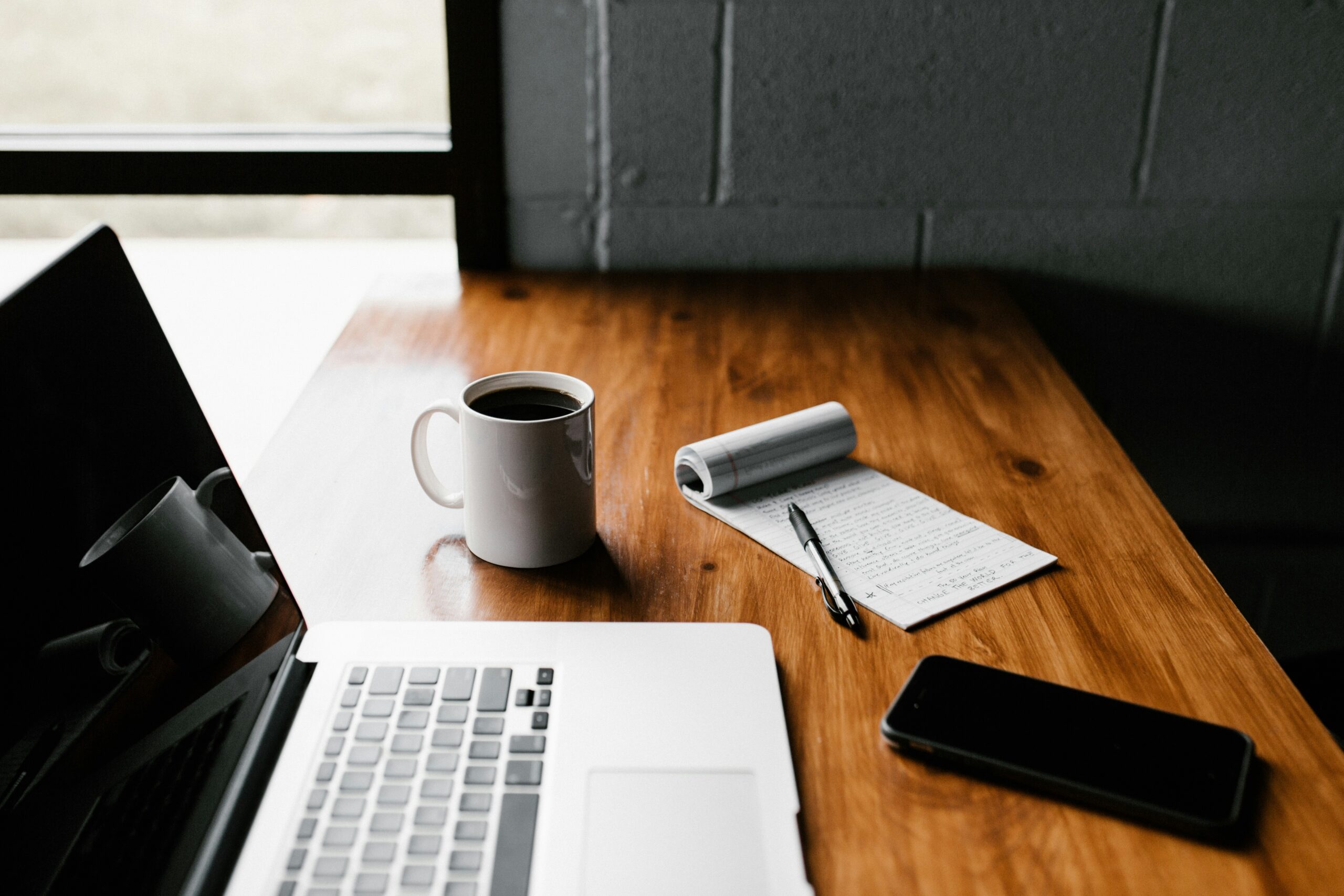 andrew-neel-cckf4TsHAuw-unsplash Computer and paper for writing